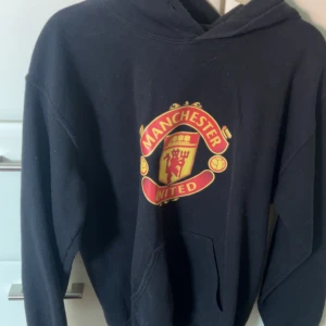 Manchester United svart hoodie - manchester united hoodie, storlek S men sitter som M (har 2 likadana exemplar) 