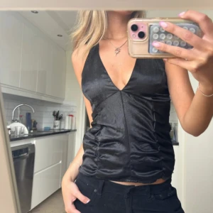 Fest topp - Svart skimmrig halterneck topp med kedjor i ryggen!