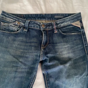 Replay bootcut jeans  - Säljer dessa snygga jeansen från replay köpta second hand och omsydda till bootcut💕
