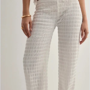 Nelly low waist structure pants - Lågmidjade liinne byxor från Nelly. Säljer då de ej kom till andvänding. Helt nya aldrig andvänt med lappen kvar