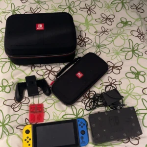 Nintendo switch Fortnite edition - Jag säljer mitt Nintendo switch Fortnite edition för jag använder de aldrig mer och jag sparar till en gaming dator Nintendot är i nästan nyskick har bara använts tre gånger du får med två Zelda spel, Mario cart och såklart Fortnite. Du får oxå med en extra kontroll och en extra större låda som man kan ha alla grejer i 