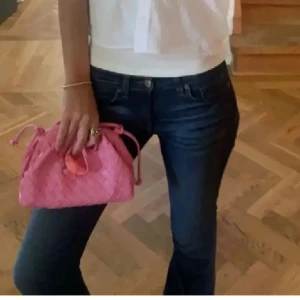 Rosa handväska i flätat skinn - Säljer en helt ny superfin eftertraktad rosa handväska💞💞💞skriv över funderingar😇