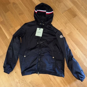 Svart Moncler windbreaker - Säljer just nu denna oanvända Moncler windbreaker. Den är perfekt inför hösten nu. Strl 2 motsvar ungefär storlek M. Nfc funkar självklart! Vid frågor är det bara att skriva!🔥