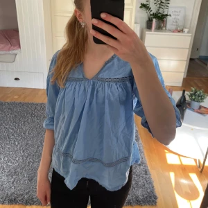 Ljusblå blus - Söt blus från Gina Young, köptes 2024 och har använts 5-6 ggr. Pris kan diskuteras! 🫶🏼 (nypris cirka 200kr)