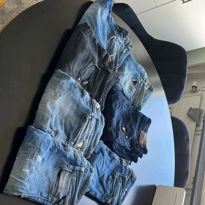 Många märkes byxor - 7 par märkes byxor. 5 par replay jeans, 1 par Lyle and scott chinos och ett par LTB jeans.  Skriv om du vill köpa ett par enskilt 300kr replay 250kr lyle and scott 200kr LTB. Tveka inte att hojta om du har några frågor!
