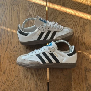 Adidas Samba - Asnygga adidas samba storlek 38 som jag tyvärr måste sälja då de är för små. Första bilden är lånad då jag köpte på vinted! Inga defekter och i fint skick! 