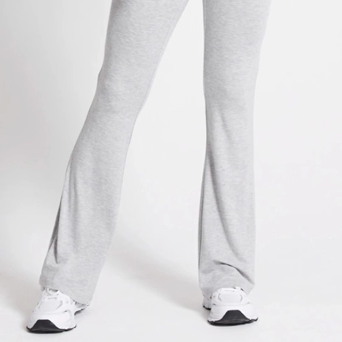 Ljusgrå mjukisbyxor med bootcut - 1