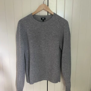 Grå stickad tröja från Uniqlo - Säljer en enkel och snygg grå stickad tröja från Uniqlo i storlek XS. Tröjan har rund hals, ribbade muddar och är långärmad. Perfekt för dig som gillar stilrena och mjuka plagg. Passar dig som vill ha en klassisk look med chill vibe.
