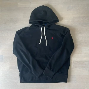 Svart hoodie från Polo Ralph Lauren - Tja! Säljer en svart ralph lauren hoodie med vita snören vid luvan, köpt för 1299 från kidsbrandstore och säljs för 899 och är i väldigt bra skick. Skriv om min har frågor eller vill ha fler bilder men jag kan tyvärr inte skicka bilder med den på för jag är 188 så den passar inte! MVH bosscloset⭐️🌟🤩