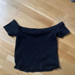Svart offshoulder ribbad topp - Säljer min jätte fina offshoulder topp då den är för stor för mig. Aldrig använd men köpt den secondhand💗