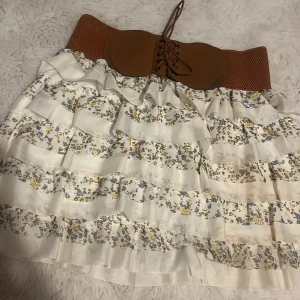 Blommig volangkjol  - Supersöt kort kjol med snyggt mönster, vintage❤️❤️ storlek XS/S 