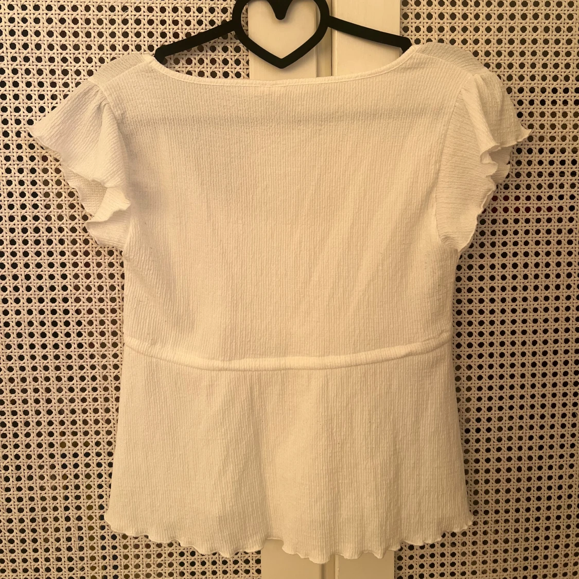 Vit ribbad blus med knyt i midjan - 1