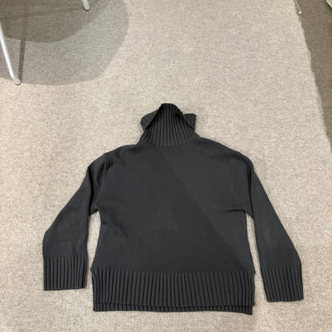 Mörkgrå stickad polotröja från H&M - 1