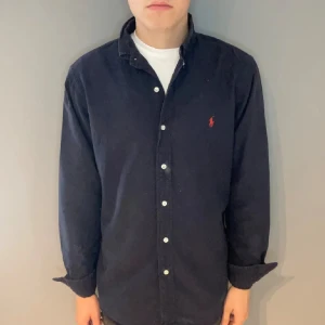 Marinblå Ralph lauren skjorta - Polo Ralph Lauren skjorta | storlek m | skick 8/10 | fraktar via PostNord eller Instabox på köparens bekostnad | hör av dig vid funderingar 