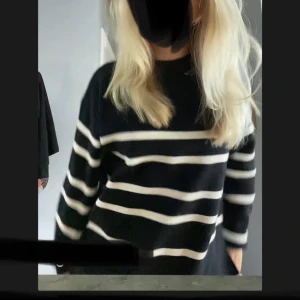 Svart stickad tröja - Jätte fin stickad tröja som är randig💕