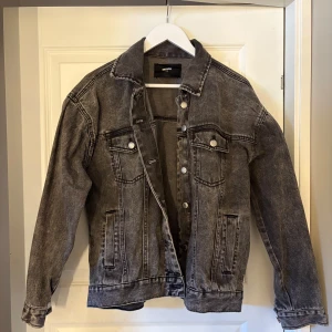 Grå jeansjacka från Bik Bok XS - Snygg grå jeansjacka från Bik Bok i storlek XS. Klassisk modell med knappar framtill, två bröstfickor med lock och sidofickor. 