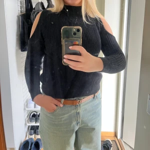  Stickad tröja med öppna axlar - Cool stickad tröja med öppna axlar. Bra skick. Storlek xs men passar även mig som brukar ha S/M