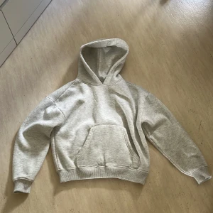 Ljusgrå hoodie från 157, XS - Säljer en ljusgrå hoodie från 157 i storlek XS. Tröjan har en stor huva, magficka och ribbade muddar vid ärmslut och nederkant. Mjuk insida i fleece som gör den extra skön. Använd ungefär 3 gånger 
