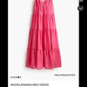 Rosa maxiklänning med volanger - Säljer en superfin rosa maxiklänning med volanger och smala axelband. Klänningen har v-ringad hals. Den har en flowy passform och ger en riktigt härlig sommarkänsla. Endast använd en gång så i gott skick💗🌸