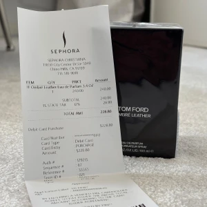Tom Ford Ombré Leather EdP 100ml - Tom Ford Ombré Leather Eau de Parfum i en stilren svart flaska med TF-logga på locket. Flaskan rymmer 100 ml och har en elegant, matt finish. Parfymen kommer i en svart, lyxig kartong med tydlig märkning. Perfekt för dig som gillar exklusiva dofter med läderkaraktär.