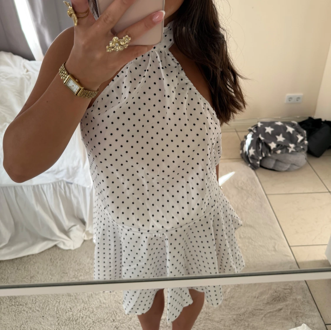 Vit prickig kortklänning med halterneck - 1