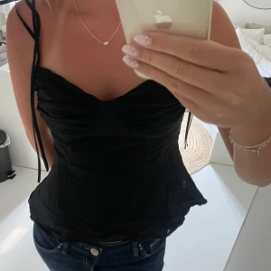 Poplintopp svart  - Topp med rosetter på axlarna och resår i ryggen. Skriv för frågor❤️