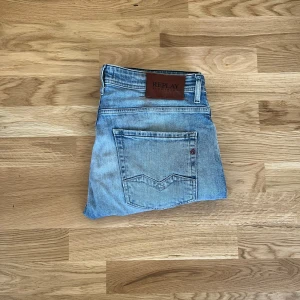 Replay Rocco W32 - Säljer ett par riktigt feta slimfit Replay Anbass i waist 32 och längd 32. Skriv vid minsta fråga!🙌