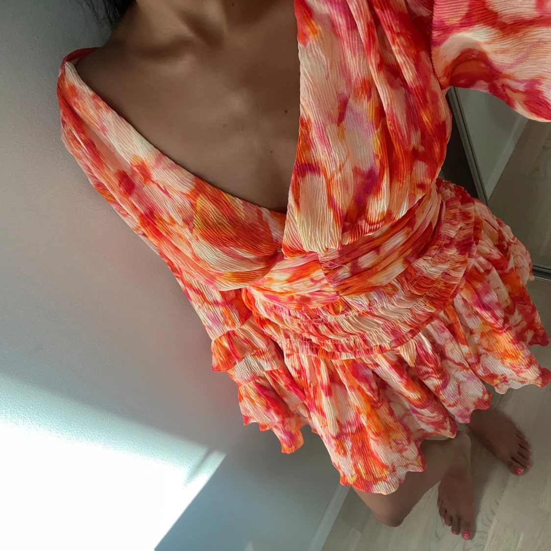 Kort omlottklänning med volang - 3