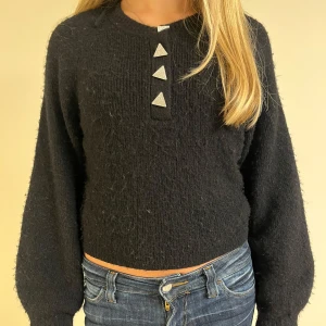 Svart stickad tröja från & Other Stories - Super fin stickad tröja i storlek S från &otherStories. Bra skick utan defekter! På bilden ser tröjan mer nopprig/sliten ut men det är de för att tröjan är stickad på det sättet! I alpacka ull :)