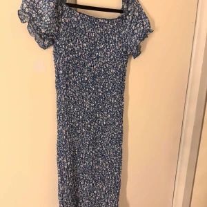 Blommig blå långklänning med puffärm - Använt en gång endast. Sitter super bra! 
