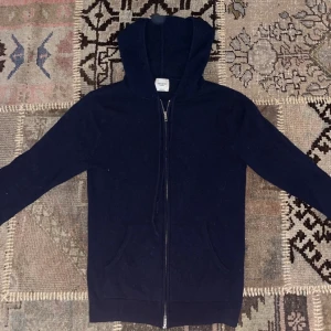 John henric kashmir zip - Har ett litet hål på ena armbågen, vid behov kan jag skicka med ett par mocka pathes som endast tar 5 min att sätta på och som ser riktigt bra ut. Passar mig bra som är 173, men funkar även större. 