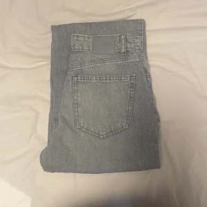 Gråa high rise wide jeans  - Fick dessa jeans men har nästan aldrig använt de. De är i mycket bra skick och är väldigt fina om man gillar high rise. 