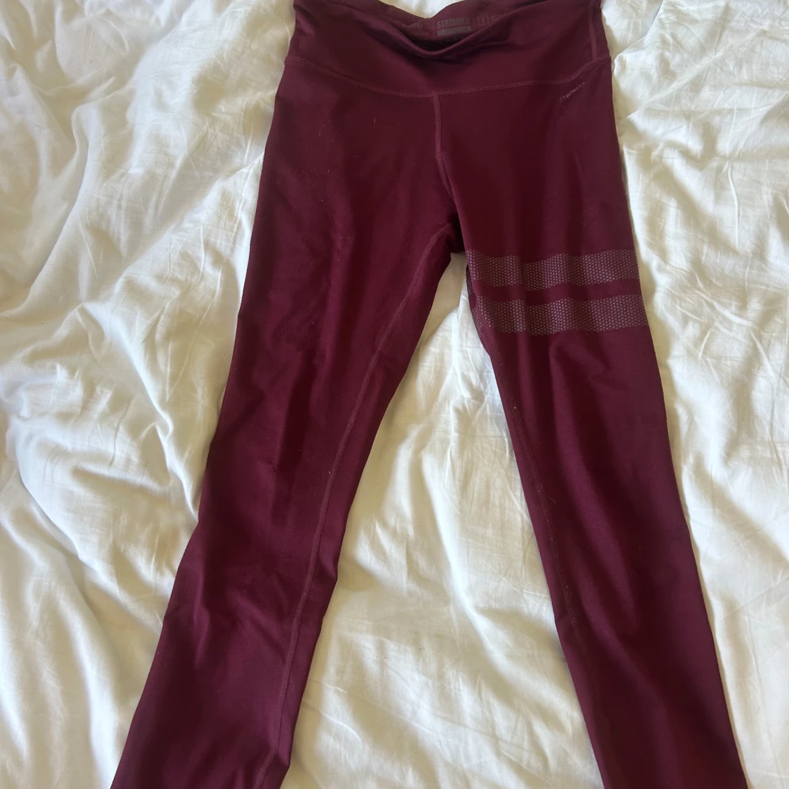 Vinröda leggings från Stronger