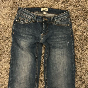 Blå bootcut jeans från ONLY  - Snygga blå jeans från ONLY i storlek 30/xs dem är dock upplagda ❤️