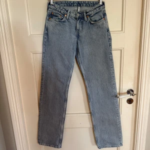 Lågmidjade jeans - Lådmidjade jeans från weekday i modellen Arrow low. De är helt nya, aldrig använda. Midjemått: 38 cm. Innerbenslängd: 87. 