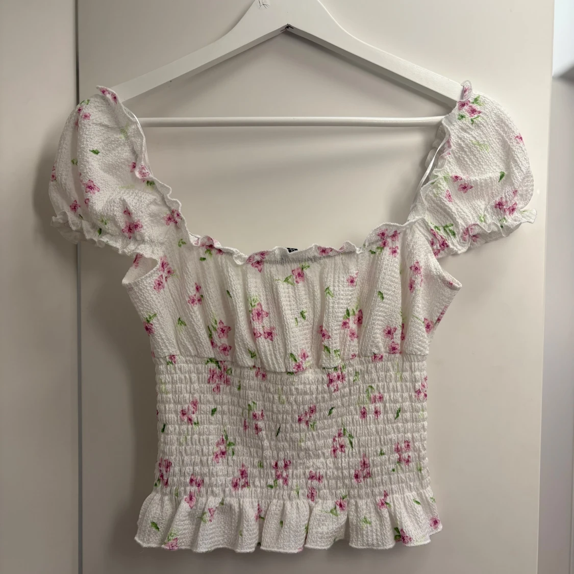 Vit blommig blus med puffärm från gina tricot - 1