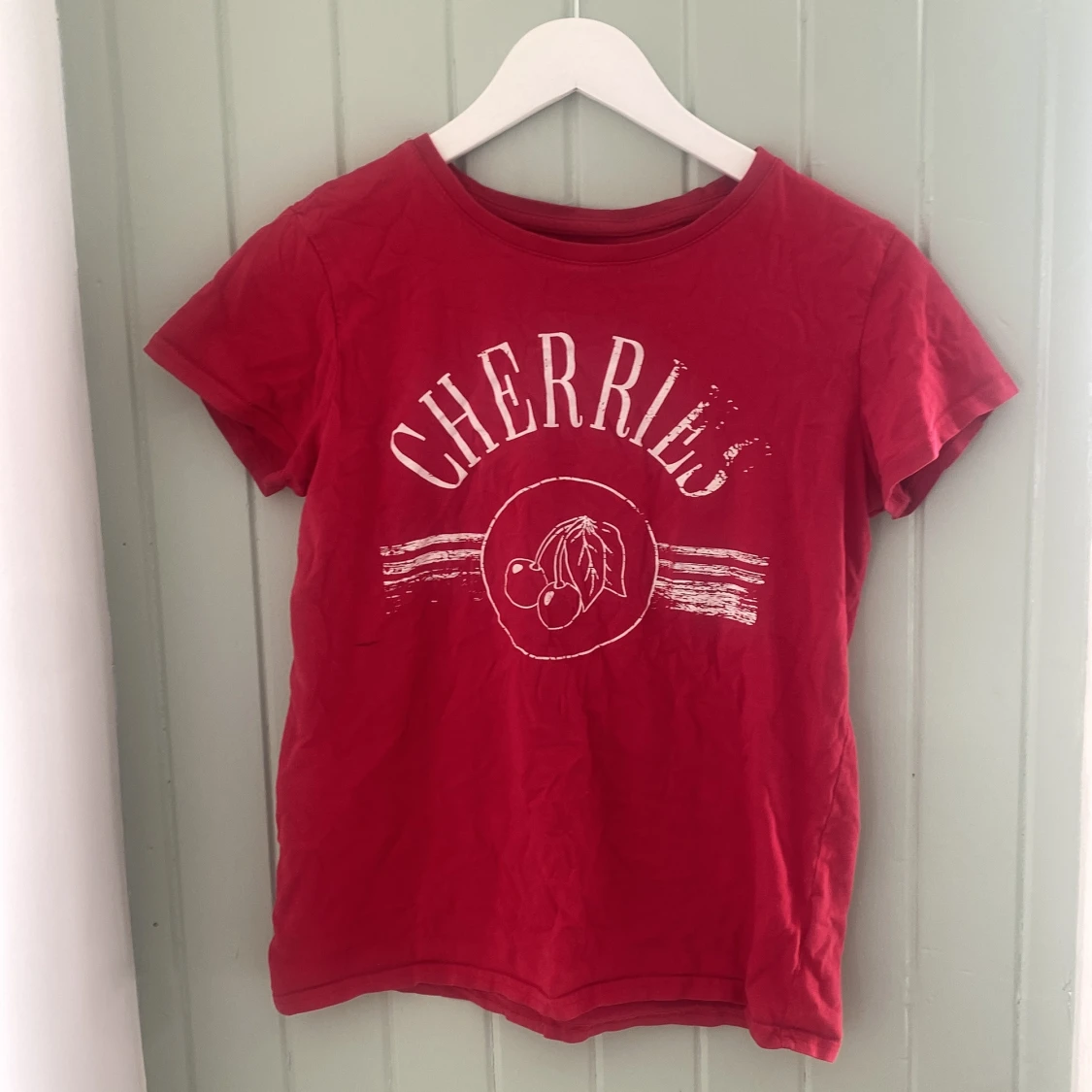 Röd t-shirt med körsbärstryck 