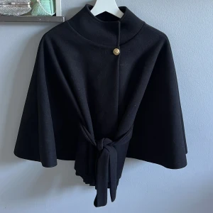 Poncho Blair från Missay - Svart kappa/poncho från Missäy med knyte. Endast använd fåtal gånger då den inte kommit till användning❤️