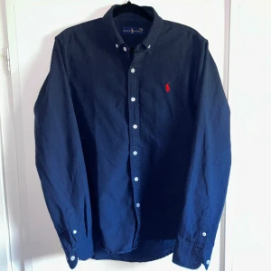 Marinblå skjorta från Ralph Lauren - Ralph Lauren skjorta i mörkblått.   Storlek S, använd fåtal gånger.   Fraktar samma dag.