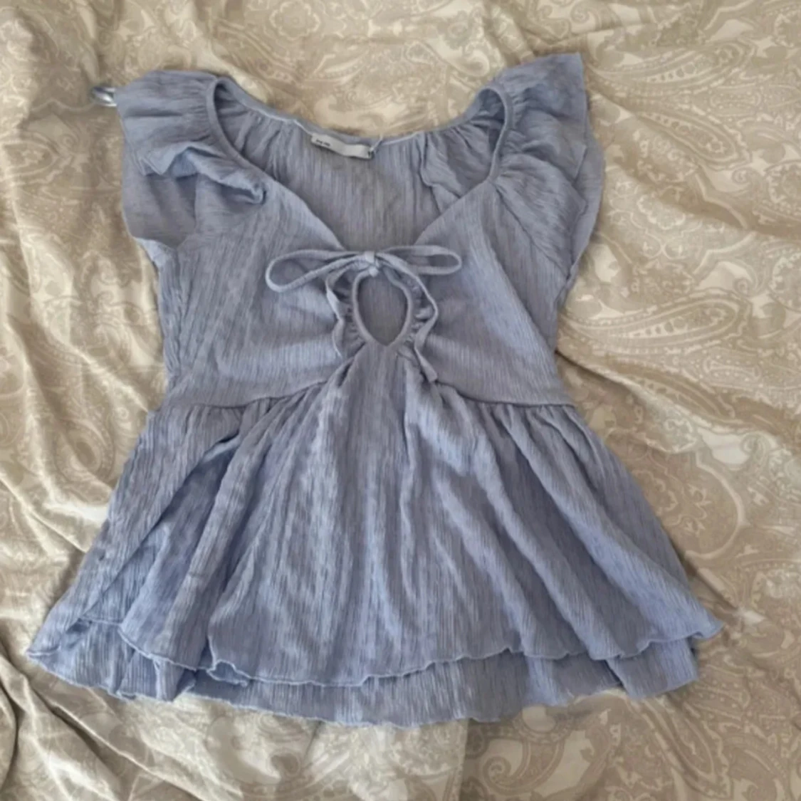 Ljusblå blus med volang och knyt - 1