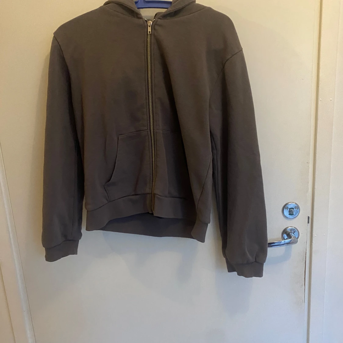 Brun hoodie med dragkedja och huva