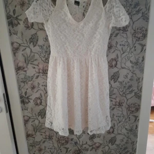 Vit spetsklänning från Gina Tricot - Supersöt vit kortklänning från Gina Tricot i storlek L. Klänningen har v-ringning, korta ärmar och är helt täckt av spets med ett mjukt innerfoder. Perfekt för dig som gillar romantisk stil och vill ha något ljust och fräscht till sommaren.