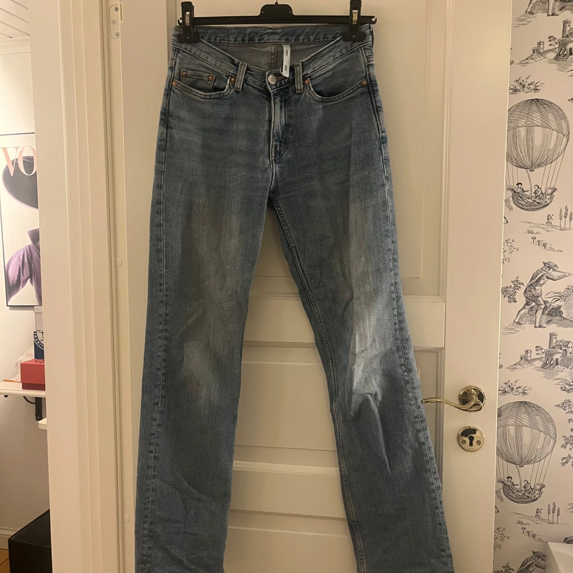 Blå jeans från weekday i modellen Twig