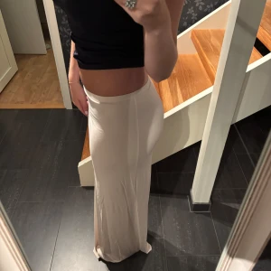 långkjol Gina Tricot  - superfin beige/off white långkjol från Gina Tricot, aldrig använd 🤍
