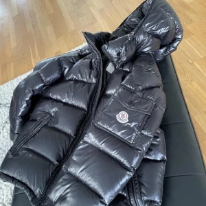 Söker moncler Maya - Söker en moncler maya i storlek xs i bra skick till ett rimligt pris💕andra färger än svart är även relevant, hör gärna av er om ni har något