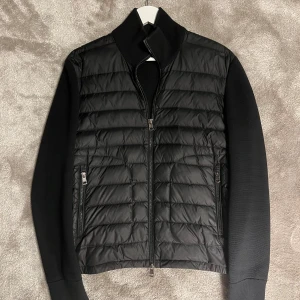 💫Moncler cardigan💫 - Hej! Säljer nu min sjukt snygga Moncler cardigan. Den är i storlek M men passar även S. Lagat hål på armbågen som knappt syns (se bild 3) och armmuddarna är lite spruckna men inget man tänker på (se bild 4). Självklart äkta. Passar till allt, perfekt nu till hösten. Hör av er vid frågor eller funderingar💫🙌