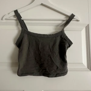 Grå croppad linnetopp från H&M - Snygg grön croppad linnetopp från H&M . Aldrig använd