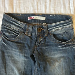 Lågmidjade jeans från ONLY - Säljer dessa jättesnygga blå jeans från ONLY som tyvärr inte passar mig💗De är raka i benen och lågmidjade😊Storlek: 34 L:34