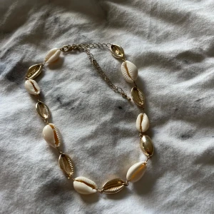 Snäck halsband - Halsband, aldrig använd skriv vid intresse o prisförslag!