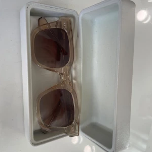 Chimi 04 beige - (Priset går att diskutera) Beiga solglasögon från chimi i 04. Så snygga men säljer pågrund av att jag är intresserad av en annan färg. Nypris 1400. Har bara använt dessa några gånger för tycker inte riktigt att det är min färg och sitter inte helt perfekt på mig. 
